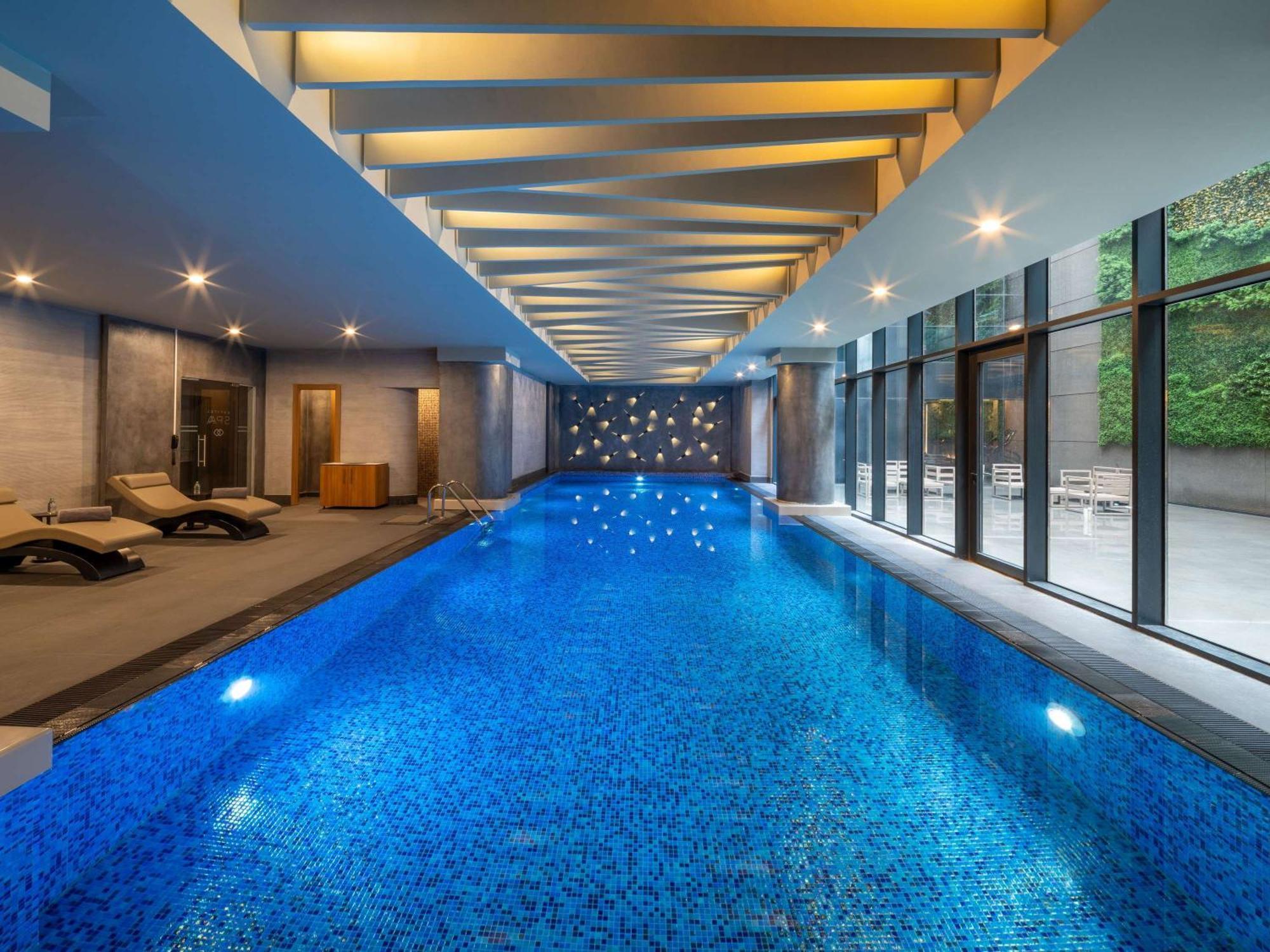 Hotel Sofitel Istanbul Taksim Exterior foto The swimming pool at The Hari