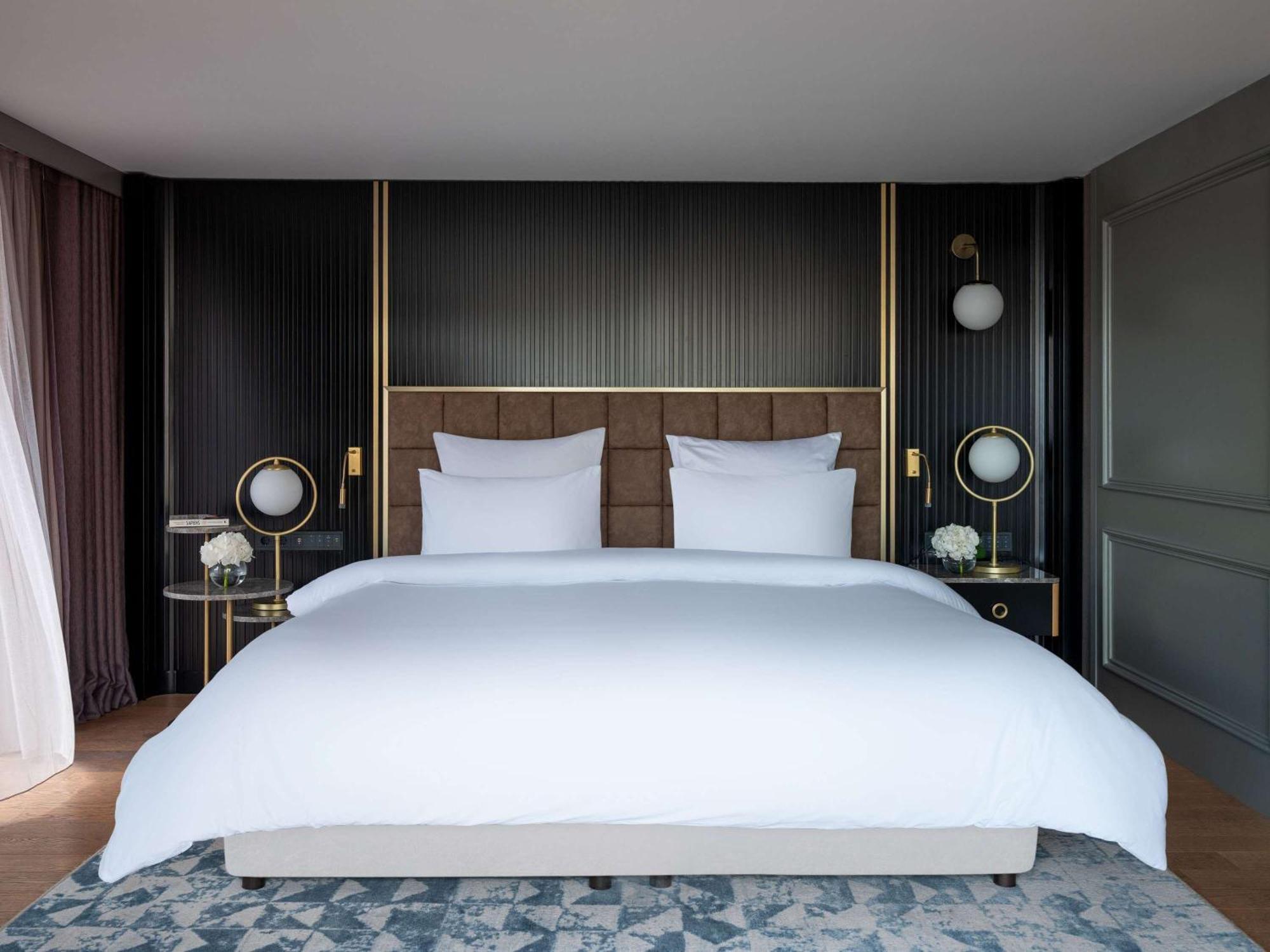 Hotel Sofitel Istanbul Taksim Exterior foto A bedroom at the hotel