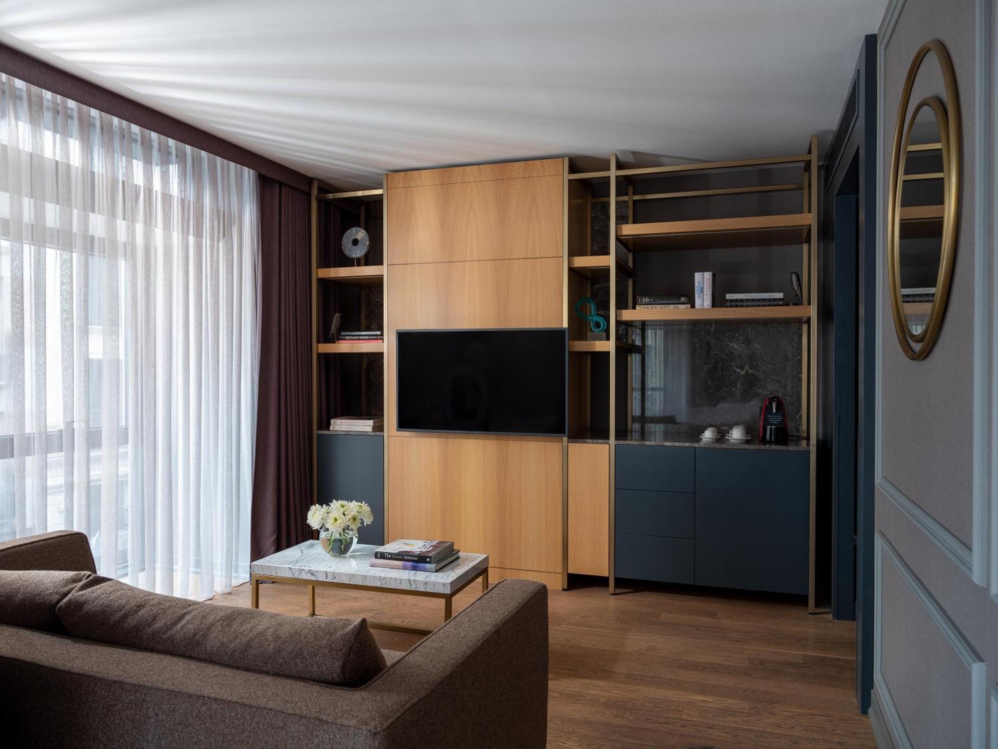Hotel Sofitel Istanbul Taksim Exterior foto A living room in a suite at the Mandarin Oriental, Paris
