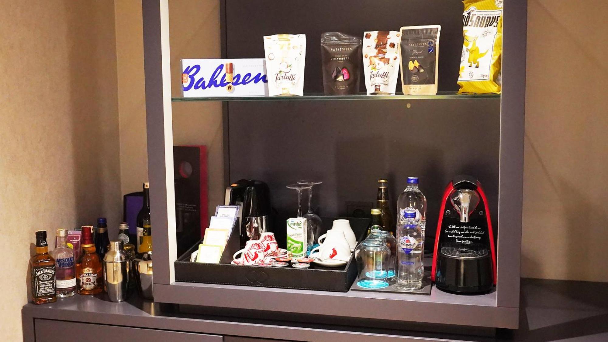 Hotel Sofitel Istanbul Taksim Exterior foto A typical hotel minibar